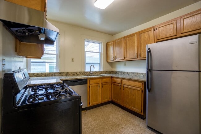 Building Photo - AVAILABLE 8/1/26 - Bright, Beautiful Flat ...
