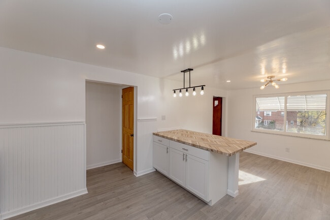 Building Photo - 3203 Hebron Dr