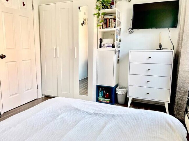 Foto del edificio - Furnished room/NOT APARTMENT