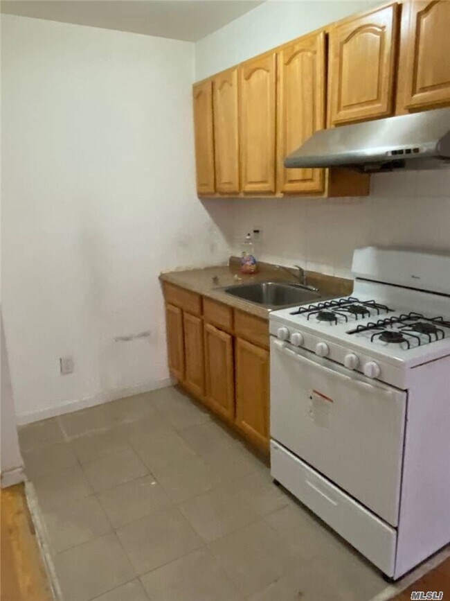 Building Photo - 77-16 Woodside Ave