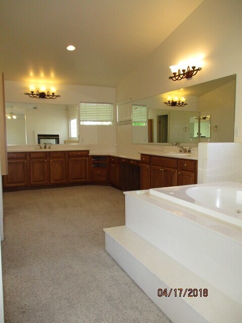 Building Photo - BEAUTIFUL 4BD/3BA! ALMOST 3500 SQFT!