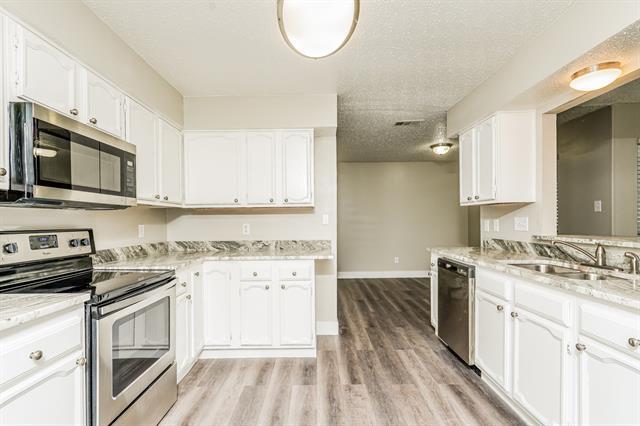 Building Photo - 801 Sandhurst Dr