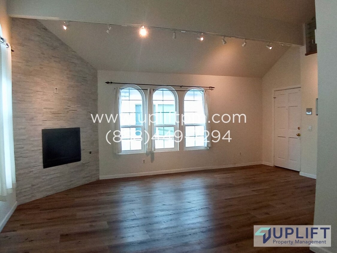 Foto principal - Spacious 1 Bed, 1 Bath Condo in the Heart ...