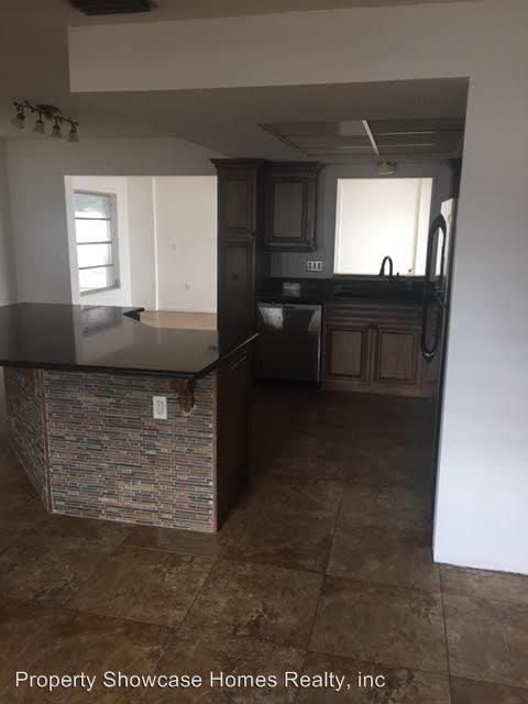 Building Photo - 605 Poinsettia Dr