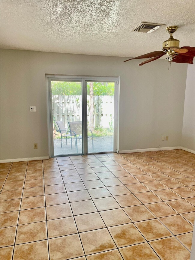 Foto del edificio - 5871 Woodland Point Dr