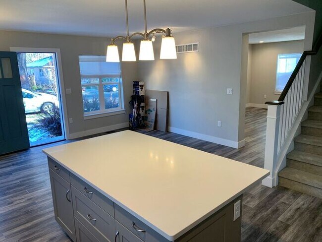 Photo - Stunning 3bd, 2ba Home Close To Downtown L...