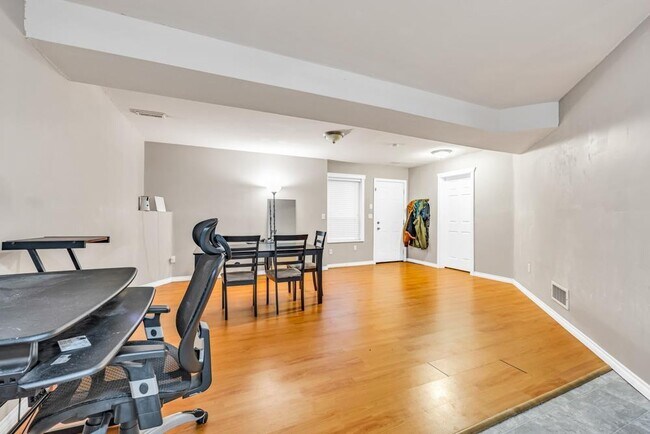 Photo du bâtiment - 18991-1870A 70a Ave