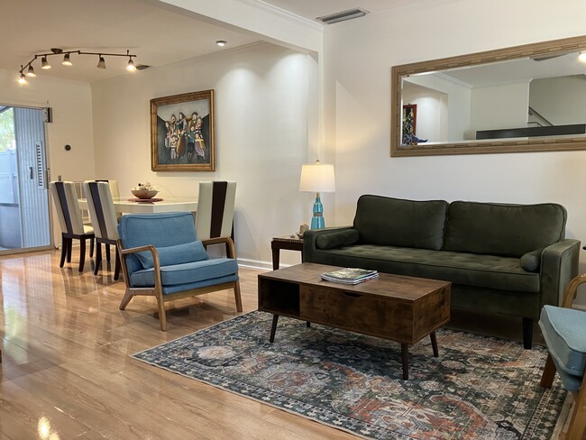 Foto del edificio - 814 Dahlia Ln