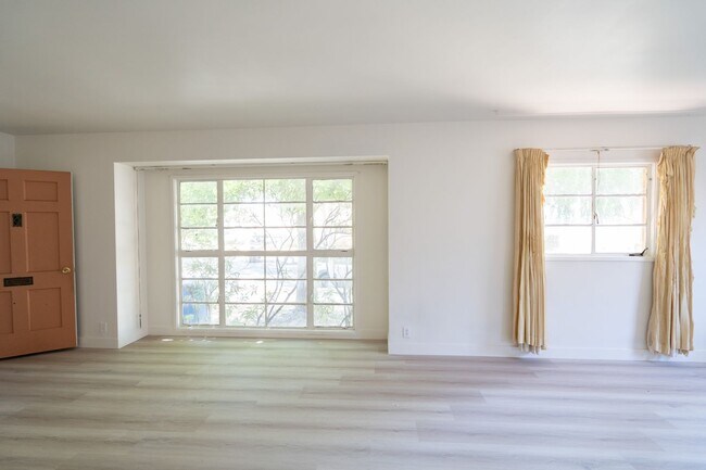 Foto del edificio - Beautiful 3 Bedroom/ 2 Bath Home $3,595/ Mo.