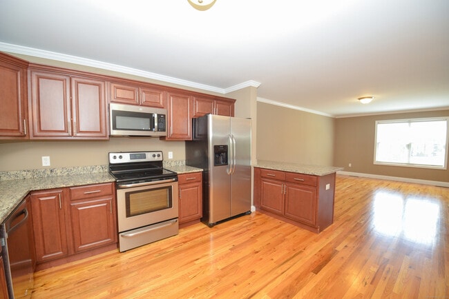 Building Photo - 341 Meadowside Rd