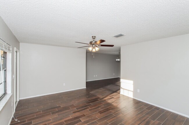 Building Photo - 928 Sable Cir SE