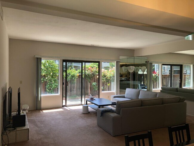 Building Photo - 884 Carina Ln