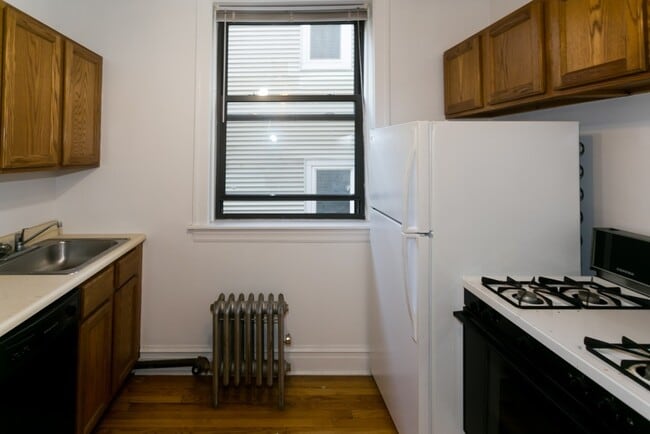 Building Photo - 1913 W Larchmont Ave