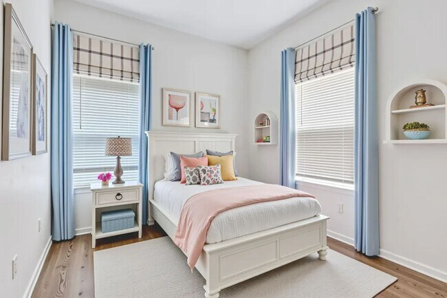 Foto del edificio - Renovated and full of character, this 3-bedroom, 1-bath apartment, We accept section 8