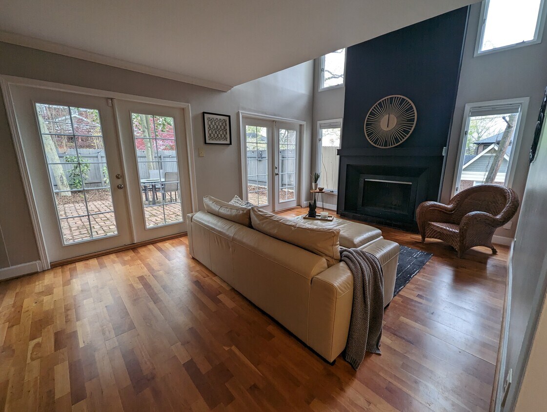 Habitación familiar con chimenea, techo abovedado, iluminación empotrada y ventilador de techo iluminado - 900 Durant Pl NE
