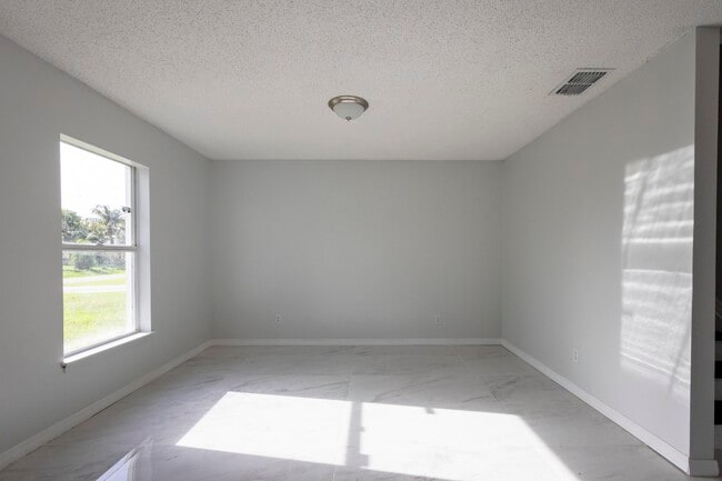 Building Photo - 1401 SW Heather St
