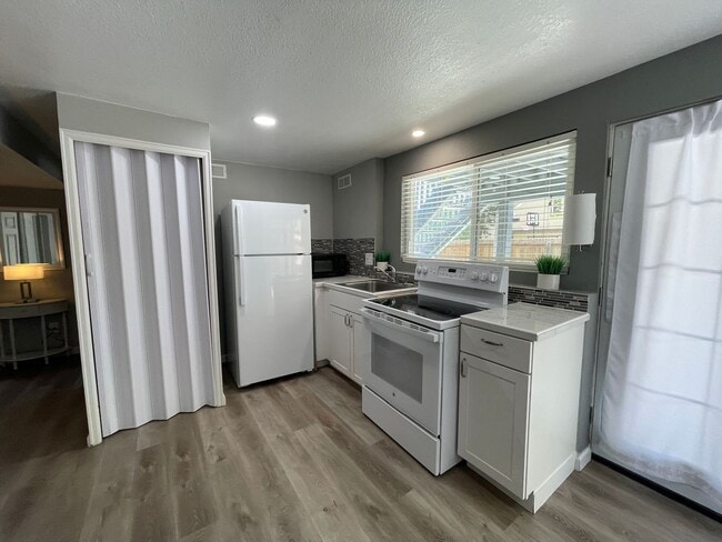 Building Photo - Cozy 2 Bed/1 Bath- Great Location