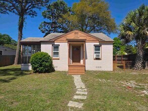 Building Photo - 203 SE Syrcle Dr