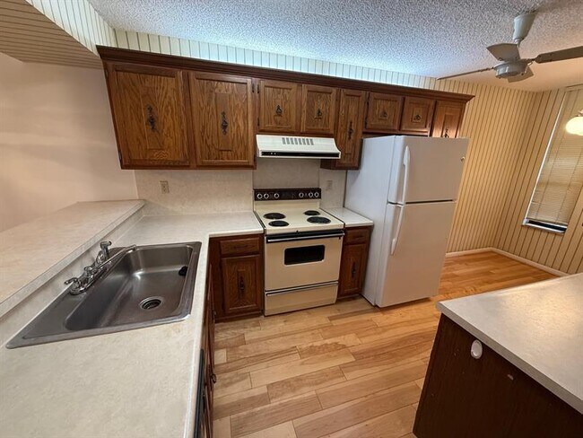 Foto del edificio - 6215 Coral Lake Dr