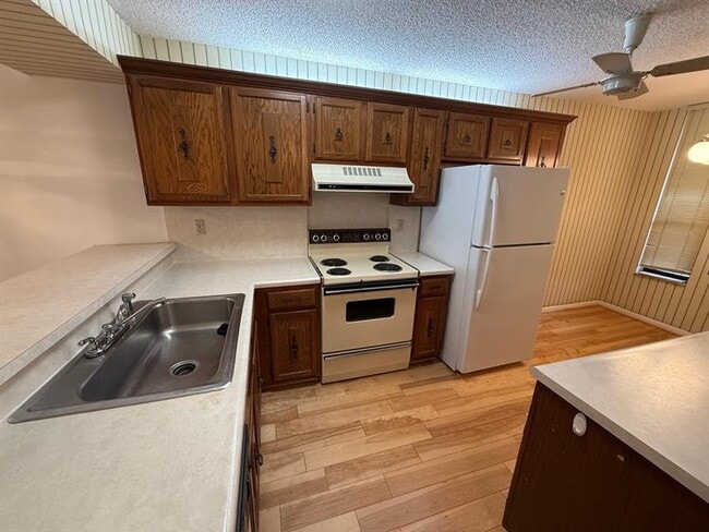 Building Photo - 6215 Coral Lake Dr