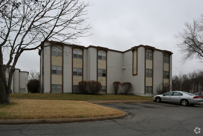 Building Photo - Cloverleaf Apartments