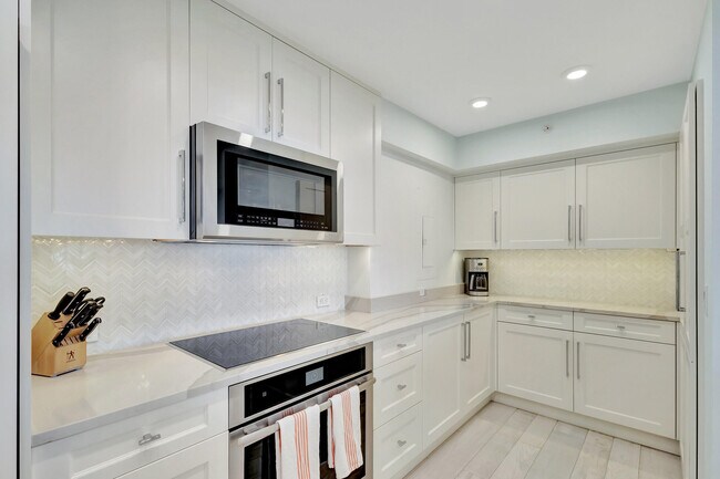 Building Photo - 450 Ocean Dr