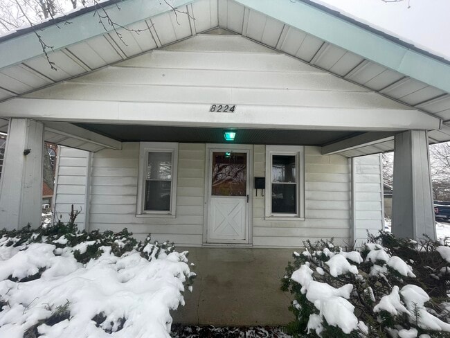 Foto del edificio - 8224 W Main St