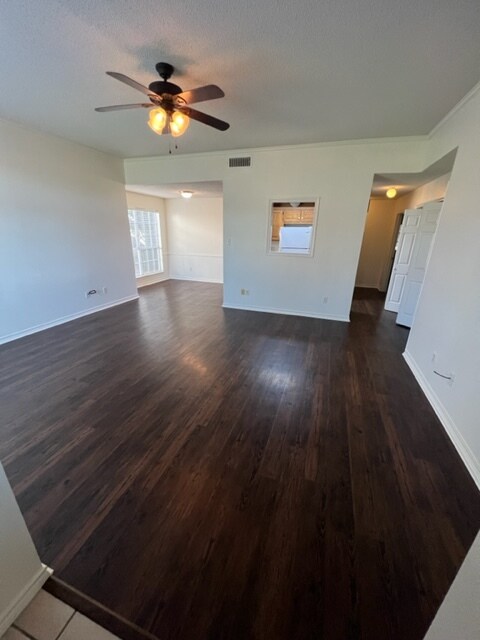 Living area - 1706 Woodside Ln