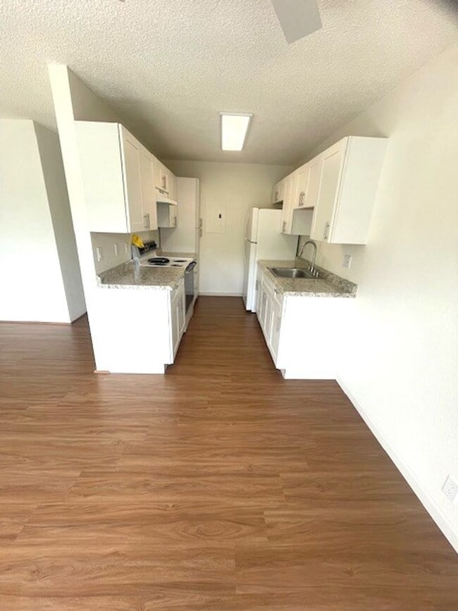 Building Photo - Recently Renovated 2 Bedroom / 1 Bath in K...