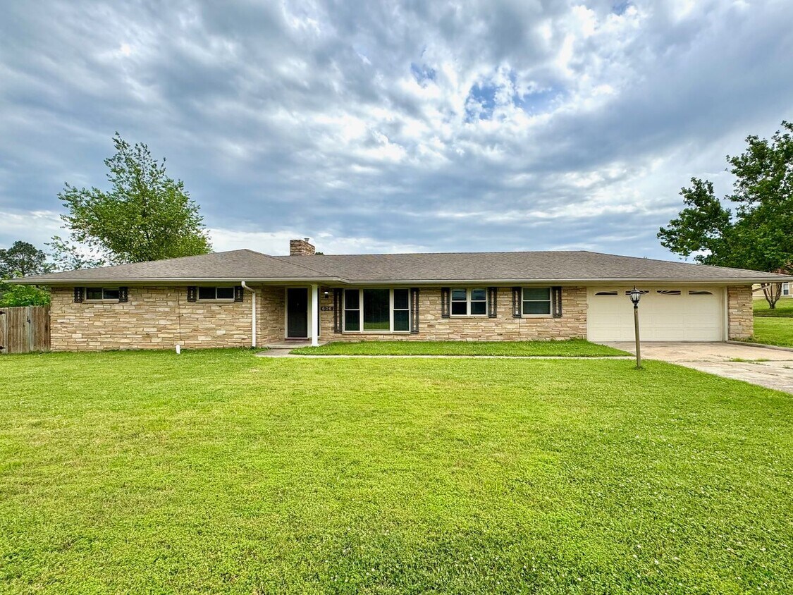 Foto principal - Spacious McAlester Home with Workshop Acce...