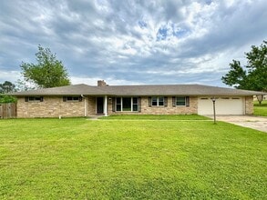 Building Photo - 606 Oklahoma Ave