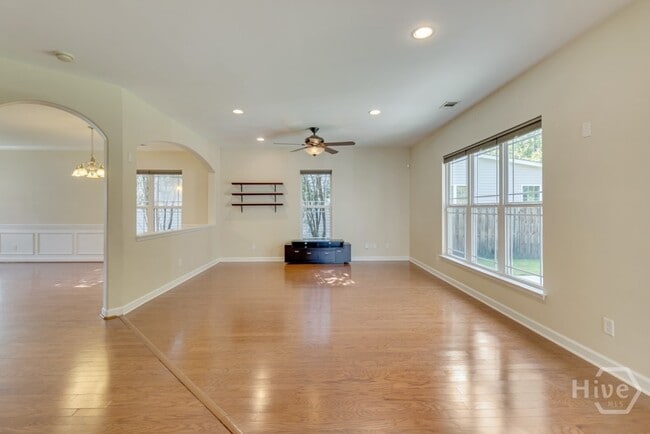 Building Photo - 127 Magnolia Dr