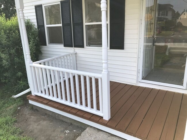 Building Photo - Newly Renovated 2 Bedroom House