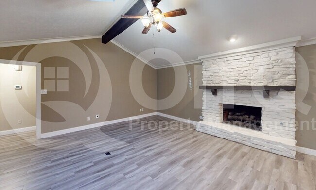Building Photo - 2301 Huntington Dr