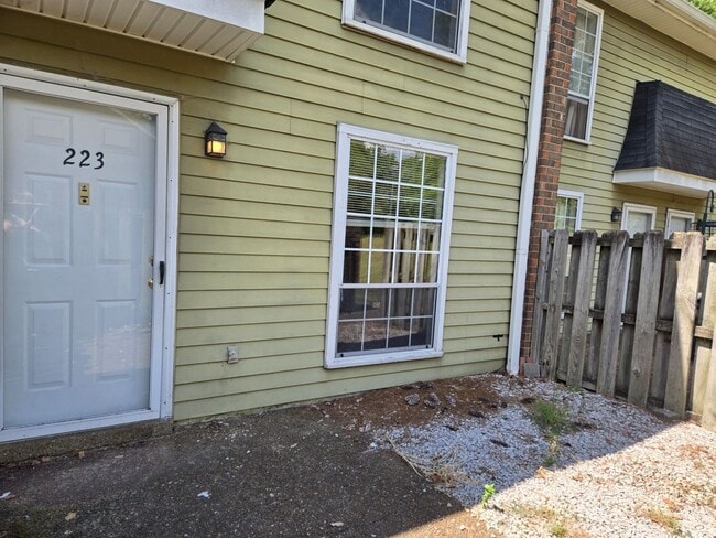 Building Photo - Spacious 1 Bedroom, 1.5 Bath Townhouse – M...