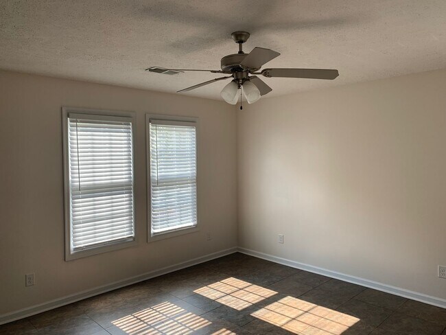 Foto del edificio - 2 Bedroom Townhouse off Wiggington Road