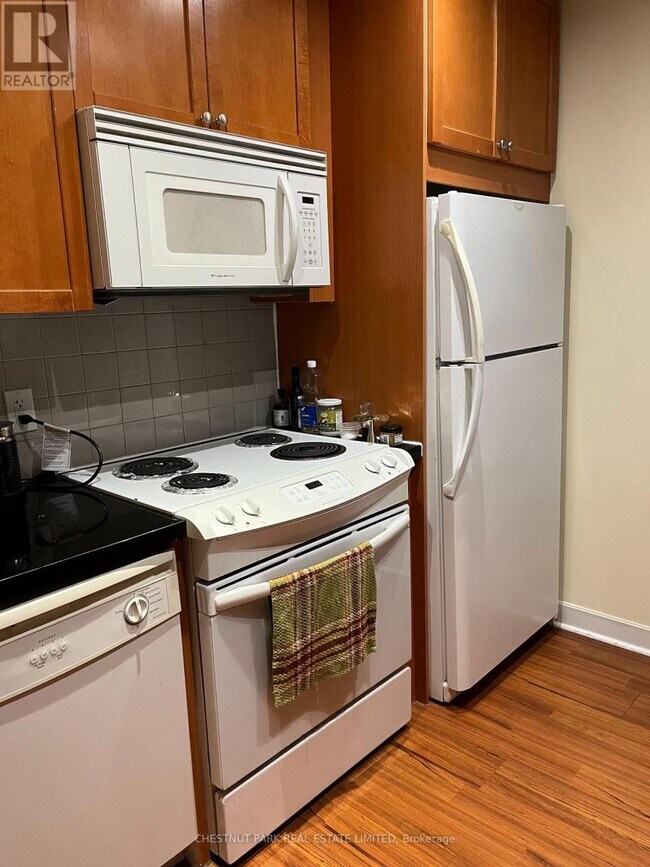 Photo du bâtiment - 85 Bloor St E