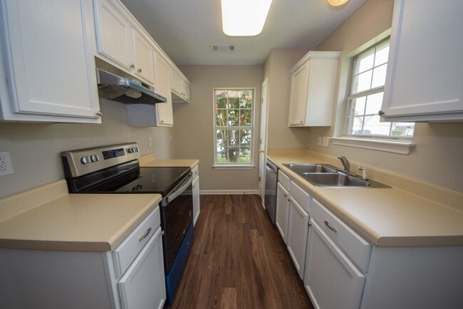 Building Photo - UPDATED and cute 2 bed 2 bath home.