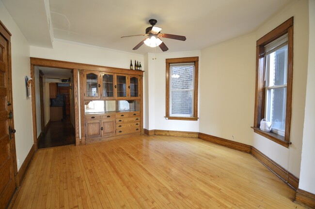 Building Photo - 2736 W Evergreen Ave