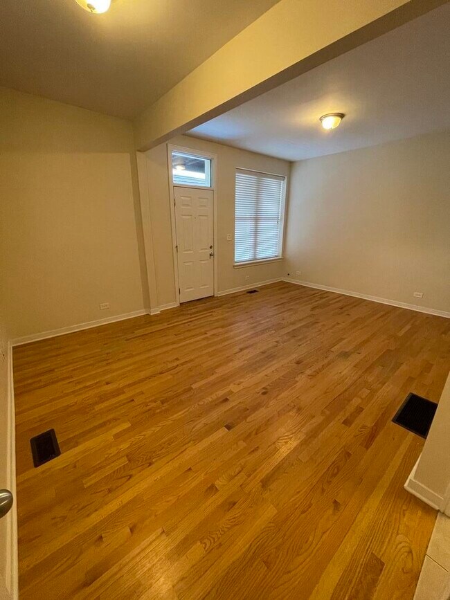 Foto del edificio - 2143 N Western Ave