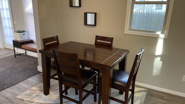 Foto del edificio - 909 W Main St