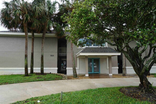 Foto del edificio - Furnished efficiency one block from the beach