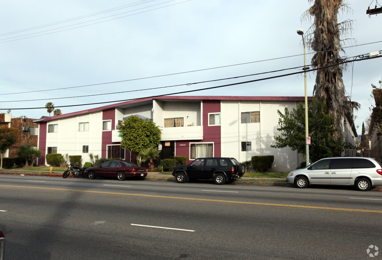 Building Photo - 20421 Saticoy St