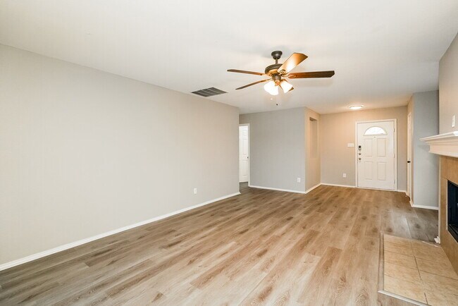 Foto del edificio - 5828 Ridge Lake Dr