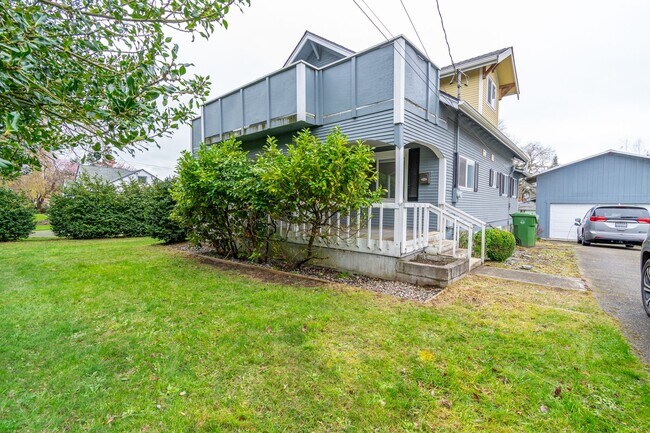 Foto del edificio - 3 bedroom/3 Bathroom House- In Town with Large yard