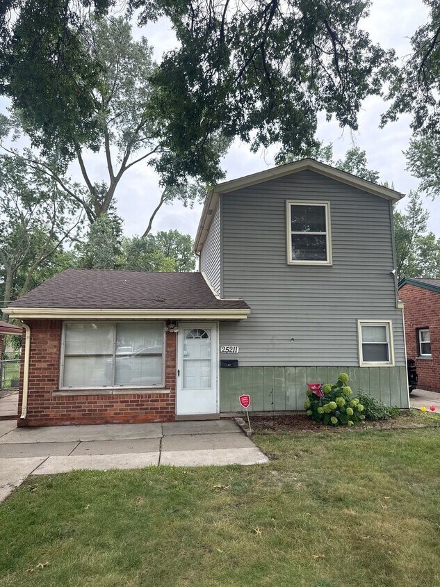 Foto principal - 3 Bedroom Home in Dearborn