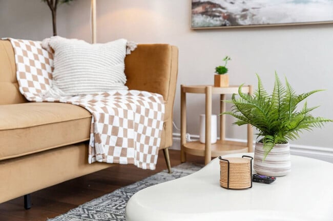 Building Photo - 10510-10132 132 St NW