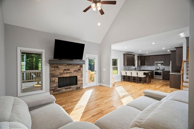 Building Photo - Gated Golf Course Community