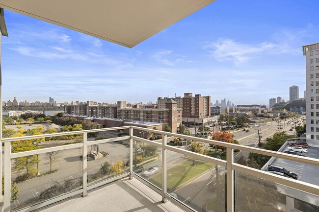 Building Photo - 818 Hudson Park