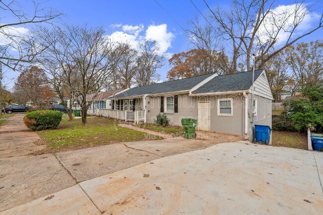 Photo - 927 Byron Dr SW House